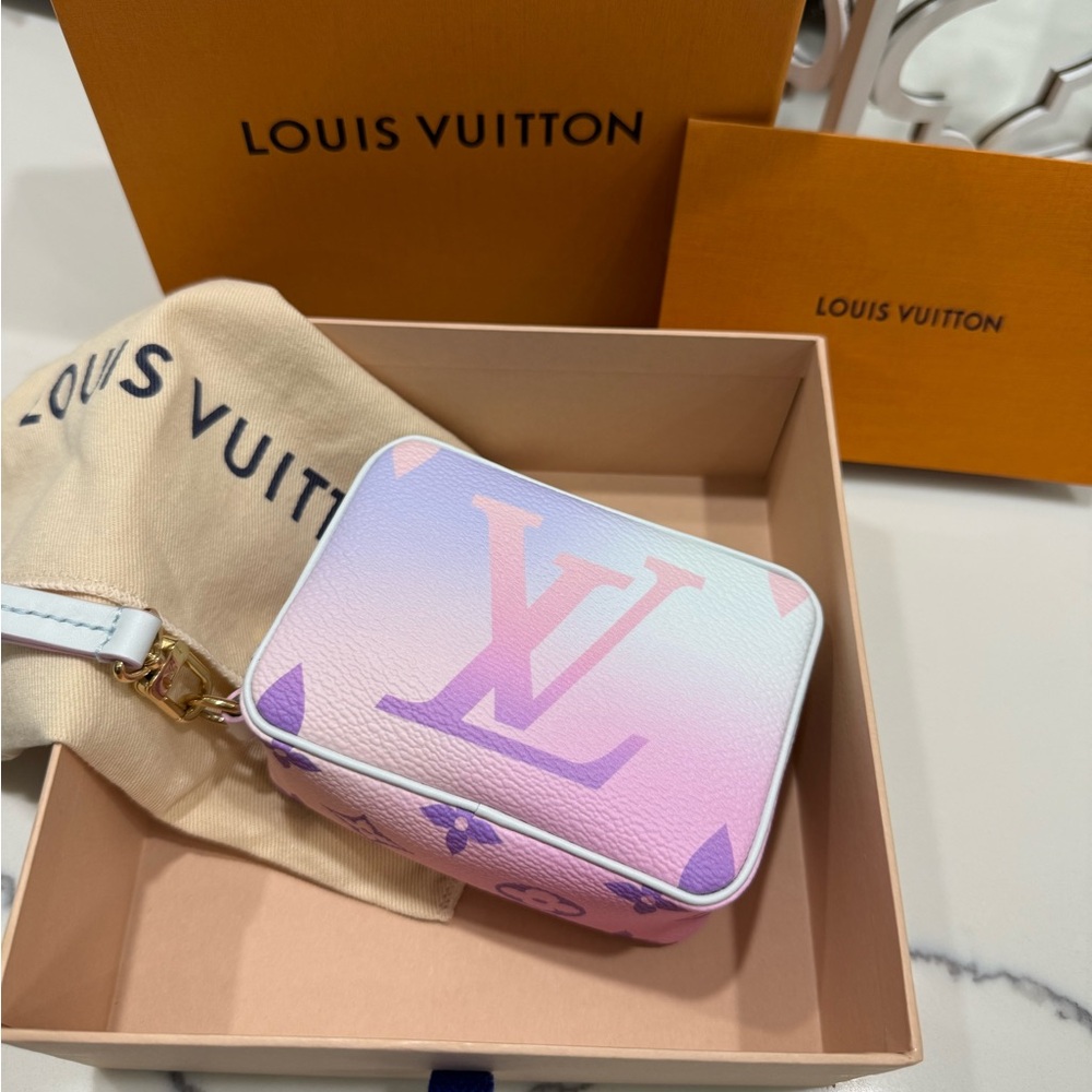 Louis Vuitton Wapity Case Sunrise
Pastel M81339